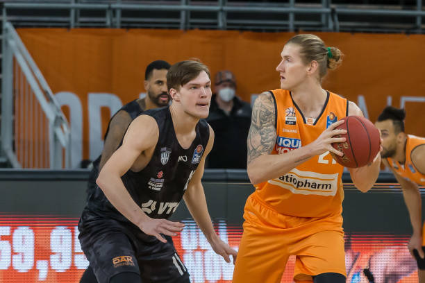 重要球员受 重要球员受